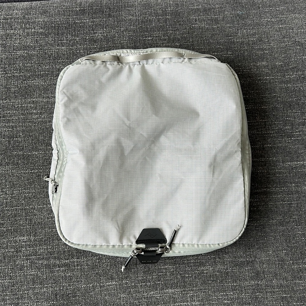Peak Design expandable packing cube in white (raw), size medium